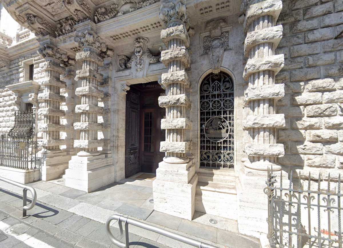 foto del portone di ingresso del civico in cui è ubicata la società Blumarine Italia