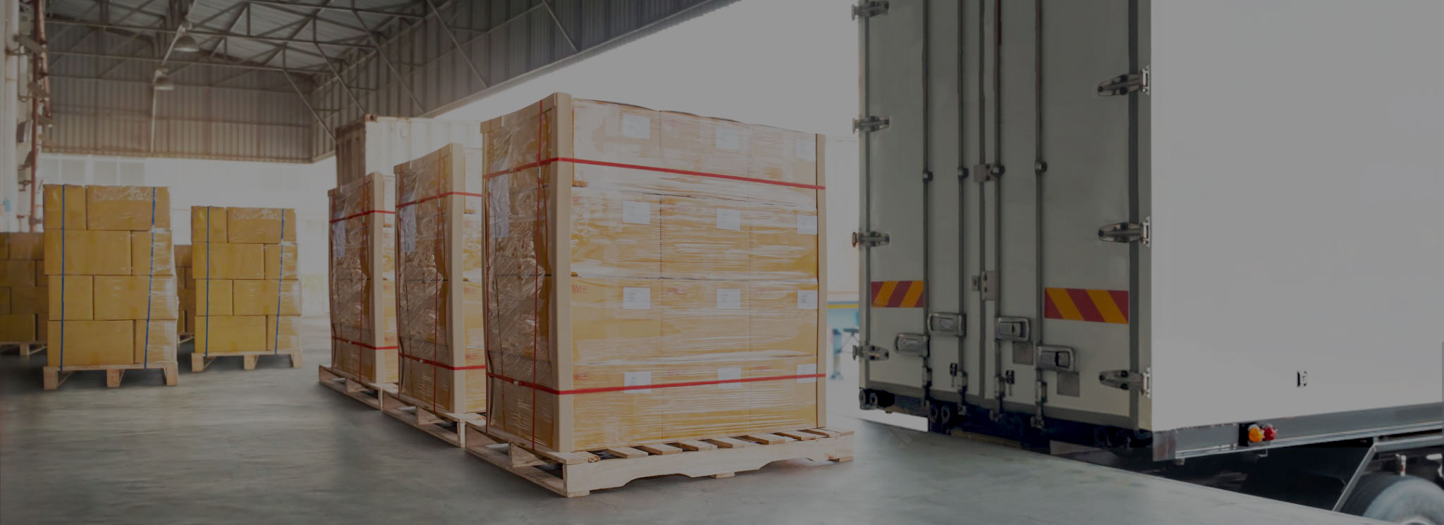 logistica integrata - immagine di un camion durante operazioni di carico merci presso un magazzino di stoccaggio merce