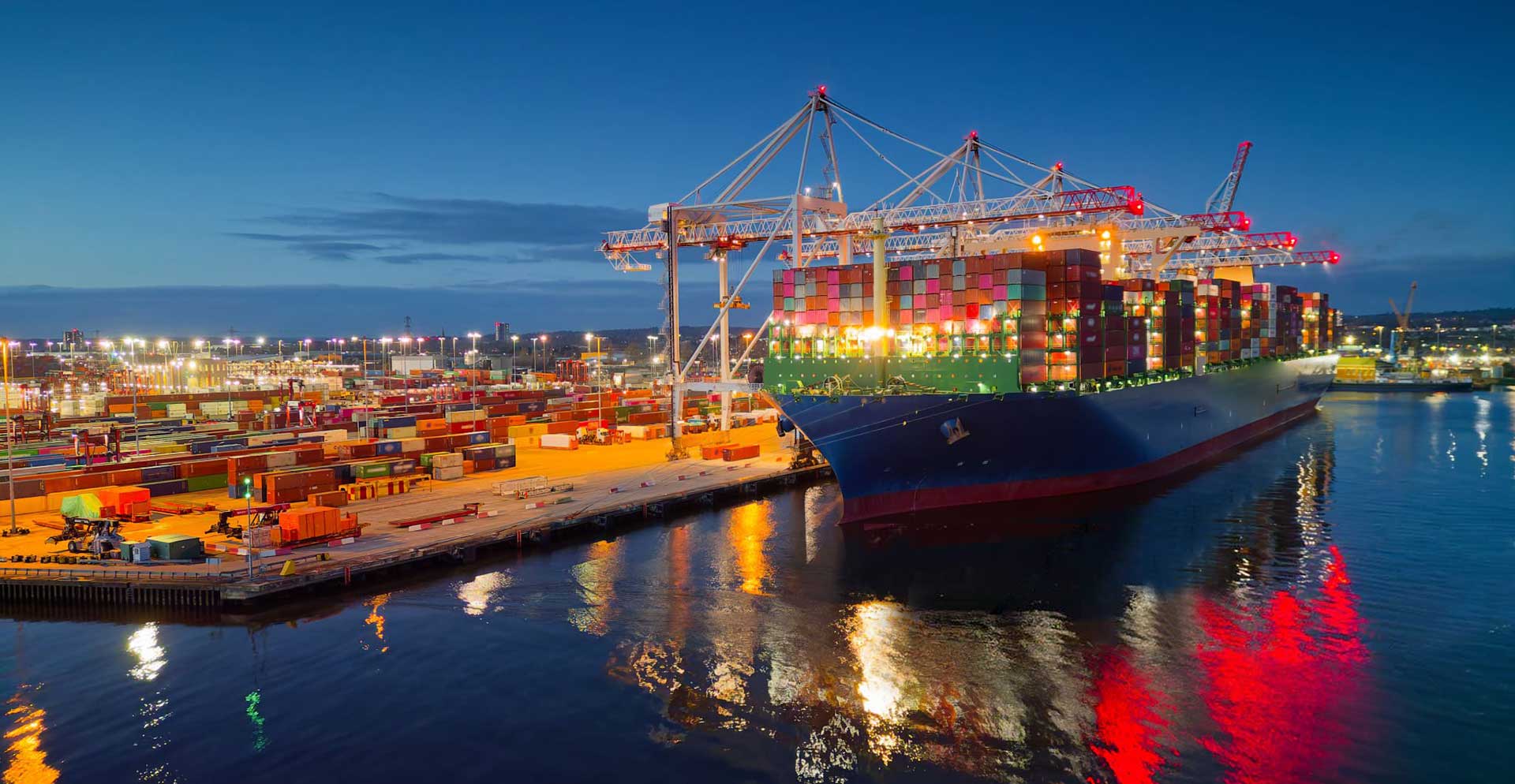 foto di una nave container attraccata presso un terminal in porto