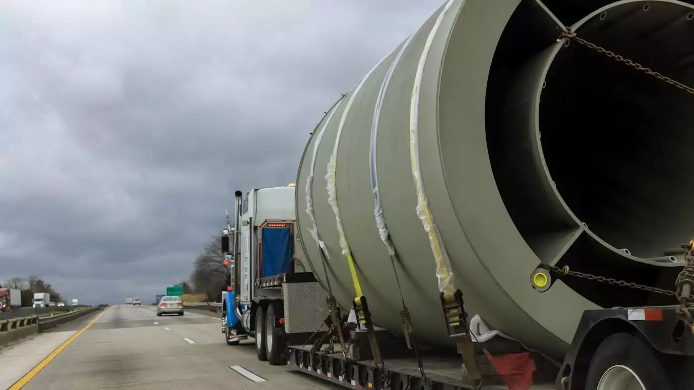 camion e trasporto eccezionale via terrestre